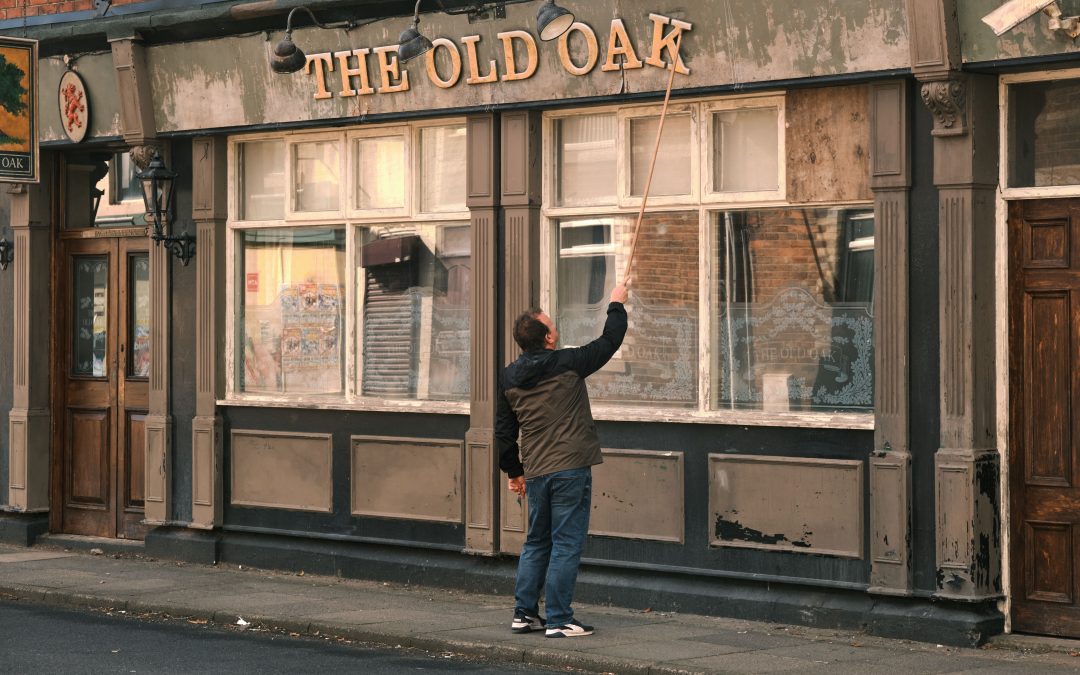 Su Sky Cinema e NOW sabato 27 aprile THE OLD OAK, l’ultimo film di KEN LOACH