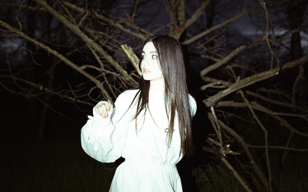 sonoalaska: la cantautrice romana si addentra nelle sonorità dark-pop del nuovo singolo “Come Lupi”
