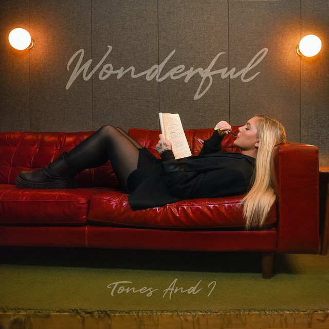 TONES AND I condivide oggi la nuova canzone “WONDERFUL”